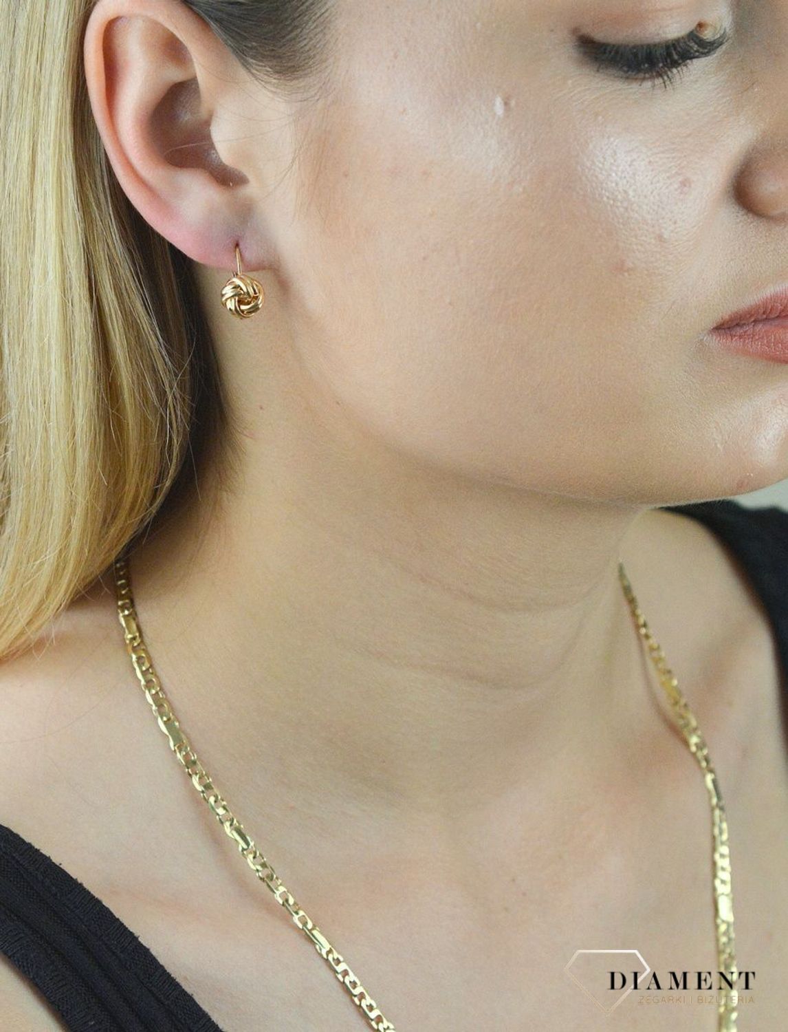 Złote kolczyki wiszące 585 KL 7996A. Złote kolczyki próby 585 o oryginalnym wyglądzie. Posiadają wygodne i bezpieczne zapięcie co gwarantuje komfort podczas użytkowania. Doskonałe jako prezent na wszelkie w.png